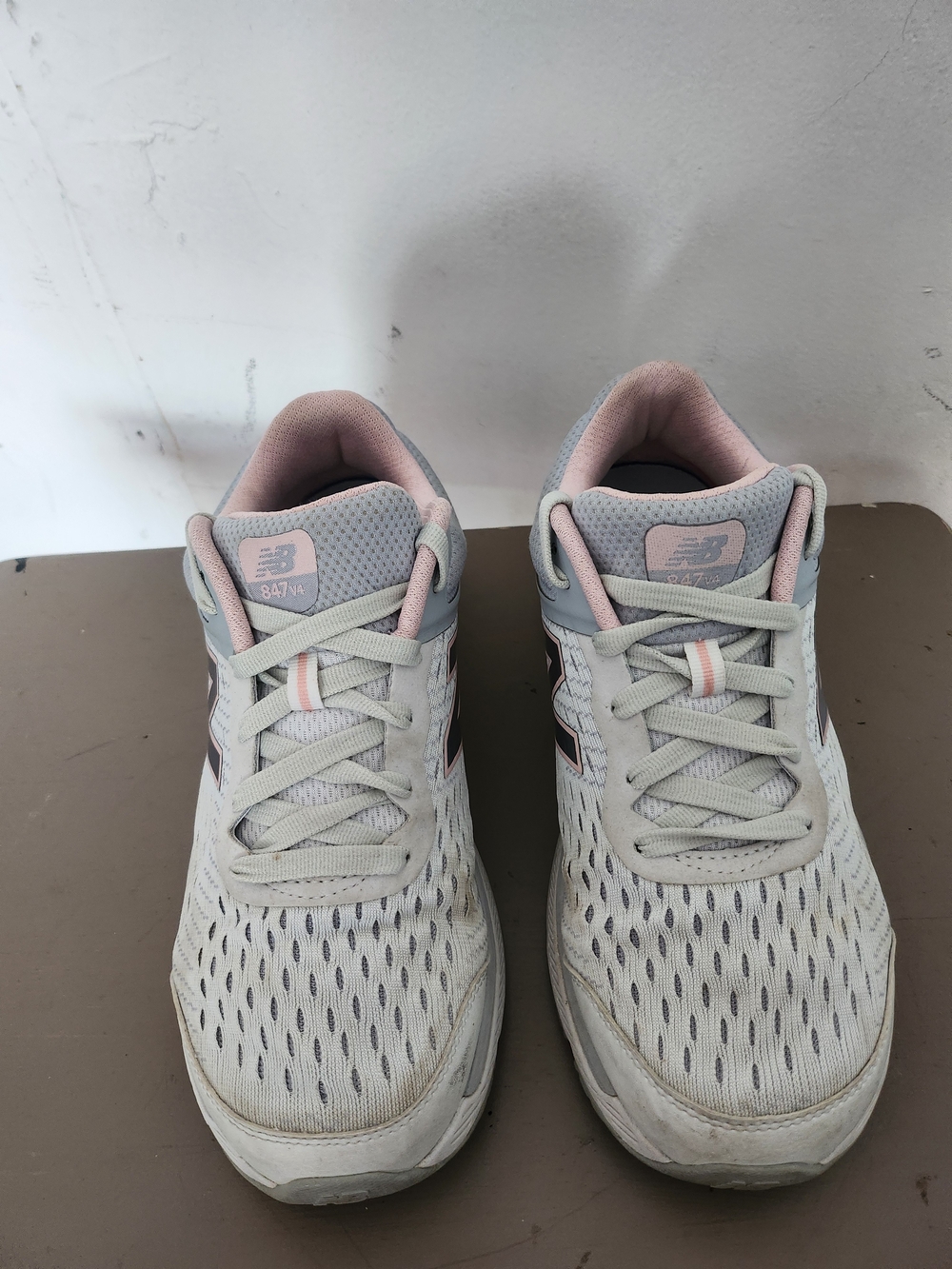 New Balance 847 Women's Light Gray with Pink Accent Athletic Sneakers Size 9.5